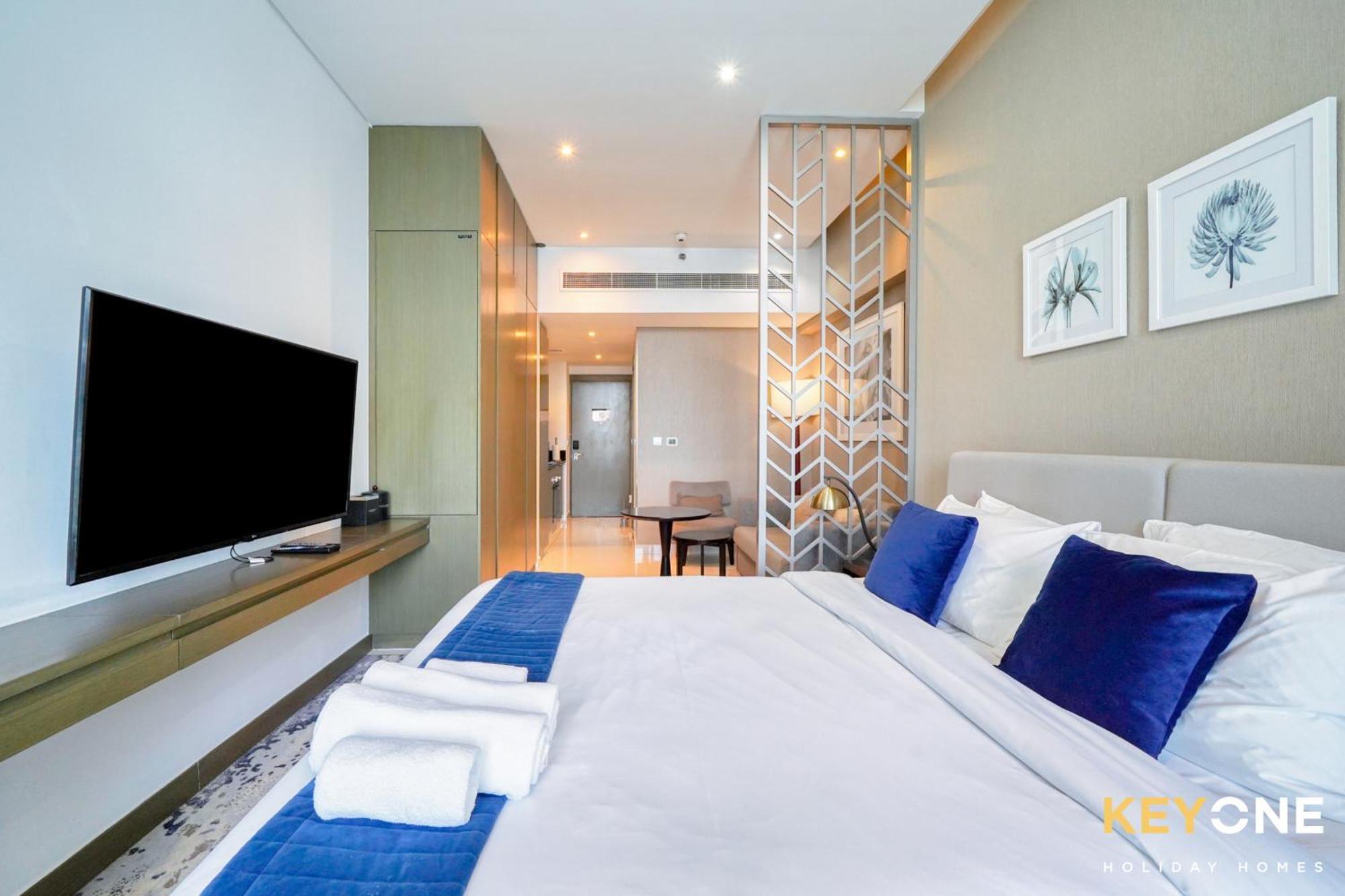 Sleek Studio In Prive With Stunning Canal View Дубай Экстерьер фото